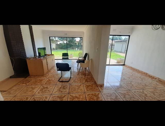 4 BEDROOM FREESTANDING FOR SALE IN ESTHER PARK